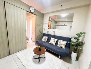 Living area - High Floor Manila Bay View, Near MOA & Airport (Pasay City)