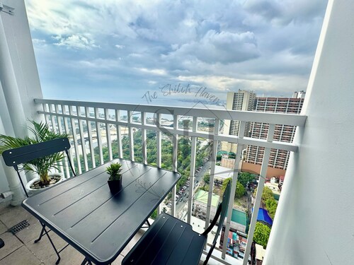 High Floor Manila Bay View, Near MOA & Airport
