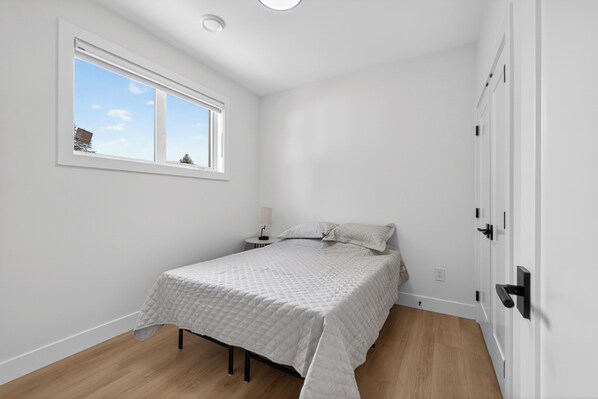 2 bedrooms, free WiFi, bed sheets - Brand New Garden Suite Oasis in the Heart of Newton (Surrey)