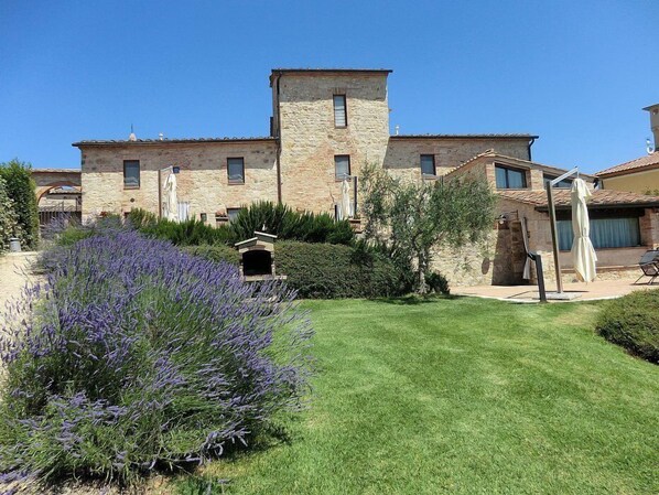 Exterior - Villa Gelso Grande: A cozy and welcoming two-story ancient house in the characteristic style of the Tuscan countryside, with Free WI-FI. (Colle di Val d'Elsa)
