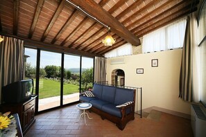 TV - Villa Gelso Grande: A cozy and welcoming two-story ancient house in the characteristic style of the Tuscan countryside, with Free WI-FI. (Colle di Val d'Elsa)