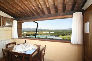 Dining - Villa Gelso Grande: A cozy and welcoming two-story ancient house in the characteristic style of the Tuscan countryside, with Free WI-FI. (Colle di Val d'Elsa)