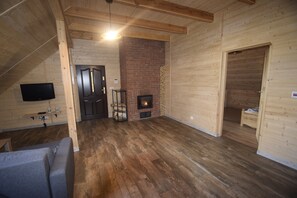 Classic House, 3 Bedrooms | Living room | Fireplace