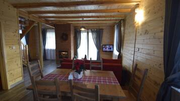 Comfort House, 4 Bedrooms | Living room