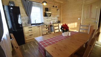 Comfort House, 4 Bedrooms | Dining