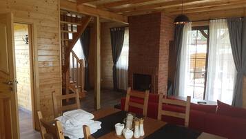 Comfort House, 4 Bedrooms | Living room