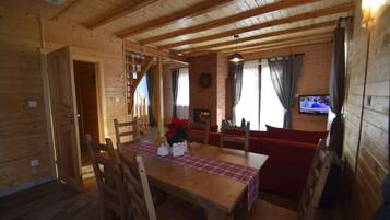 Comfort House, 4 Bedrooms | Living room | Fireplace