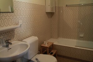 Comfort Apartment, 2 Bedrooms | Bathroom | Bathtub - Apartment Only 50 m From the ski Slopes (Chatel)