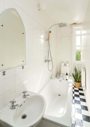 Hair dryer - Charming Shepherd’s Bush Apartment (London)
