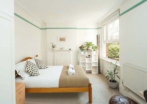 Desk, Internet - Charming Shepherd’s Bush Apartment (London)