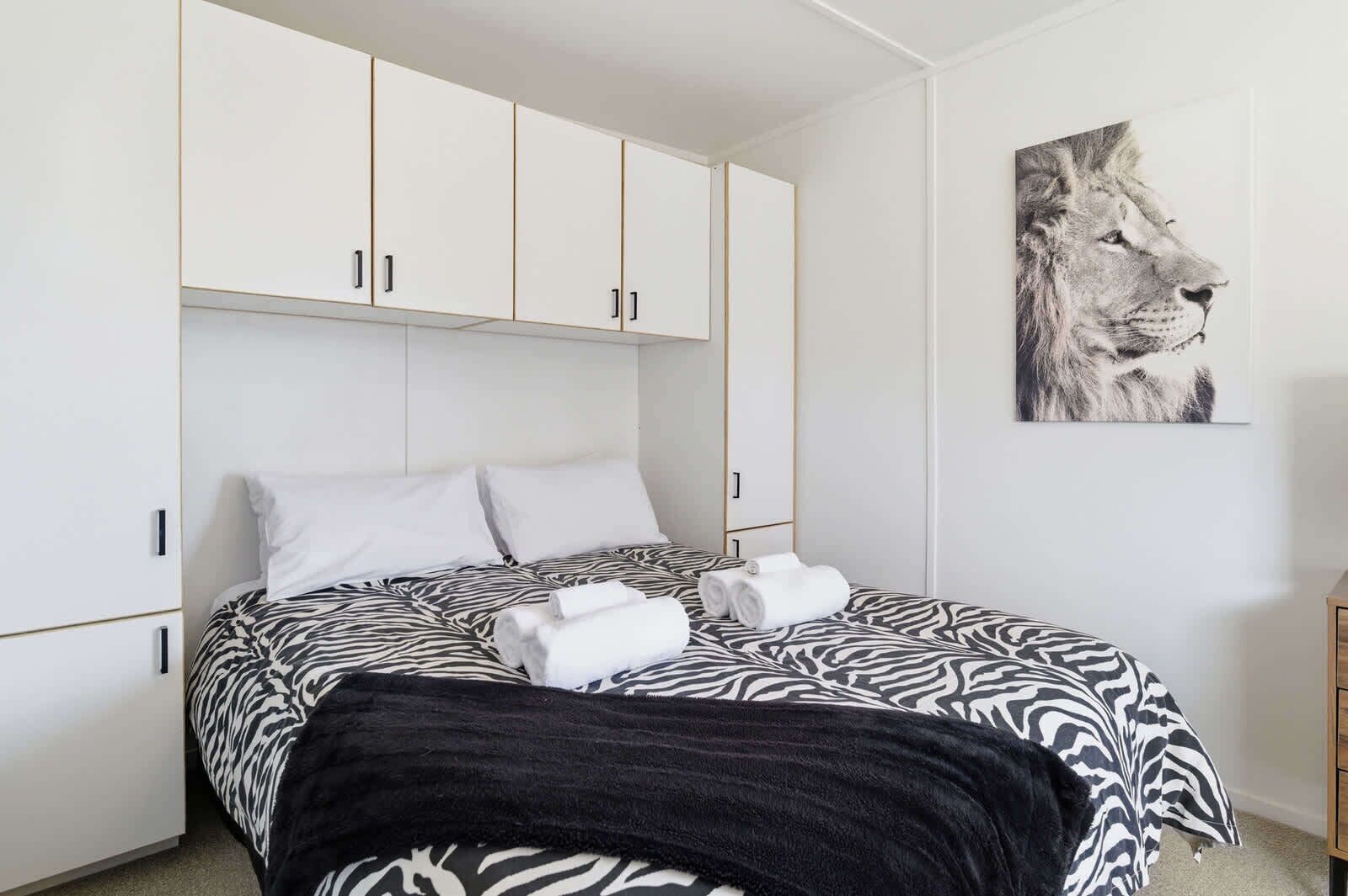 WiFi, bed sheets