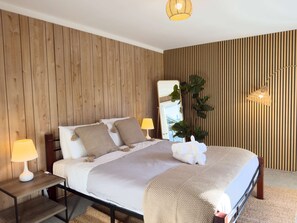 Iron/ironing board, travel cot, WiFi, bed sheets - Stillwater Cottage | Stunning Lakefront Location (Rotorua)