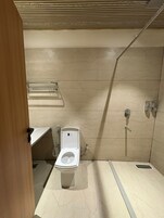 Ducha, toallas, jabón, shampoo