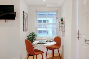 Espacio para trabajar con laptop y tabla de planchar con plancha 