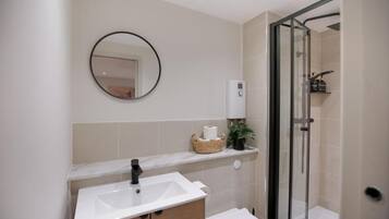 Studio Suite, trang thiết bị hỗ trợ người có khó khăn khi di chuyển, quang cảnh thành phố | Phòng tắm