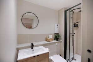 Bathroom - Lindenstone Apartments (Maidstone)