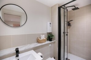 Studio Suite, Mobility Accessible, City View | Bathroom - Lindenstone Apartments (Maidstone)