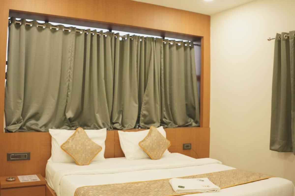 Executive Room | Iron/ironing board, free WiFi