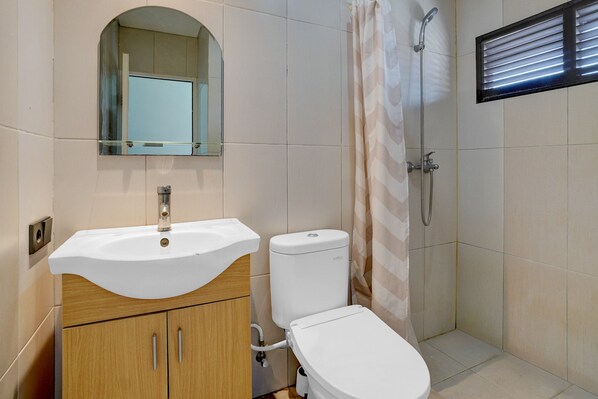 Shower, free toiletries, bidet, towels - OYO 95214 Ohana Residence Karawaci (Curug)