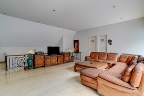 Lobby sitting area - OYO 95214 Ohana Residence Karawaci (Curug)