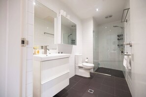 Een douche, shampoo
