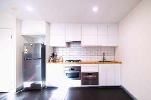 Een koelkast, een oven, een vaatwasser, een waterkoker
