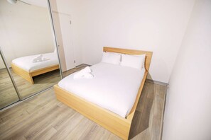 Iron/ironing board, Internet, bed sheets - Cozy 1BR Retreat in the Heart of Alexandria (Alexandria)