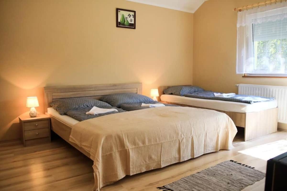 Habitación triple, patio, vista al jardín