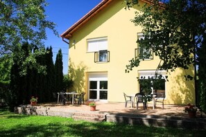 Outdoor dining - Bakterház Vendégház (Nagyvisnyó)