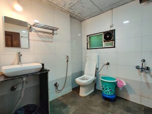 Standard Double Room, Hill View | Bathroom - Taman Resort (Paud)