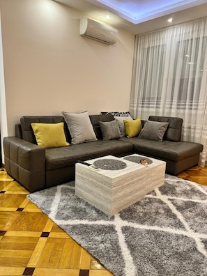 디럭스 아파트, 발코니, 시내 전망 | 거실 공간