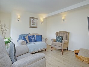 TV - Ashford Holt Cottage (Ashford)