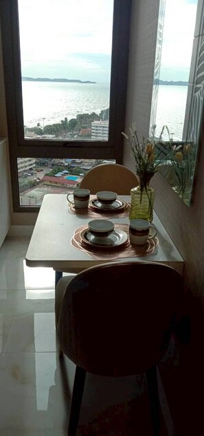 Dining - Serene 1-Bedroom Apartment with Private Pool in Muang Pattaya (Muang Pattaya)