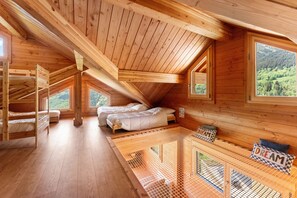9 habitaciones, tabla de planchar con plancha, cuna de viaje y wifi 