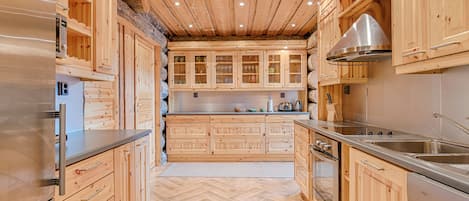 Villa supérieure, 6 chambres, vue sur le lac | Cuisine privée | Chaise haute