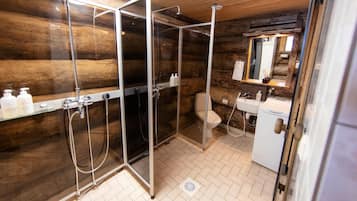 Vila standard, 4 quartos, vista para o lago | Banheiro | Chuveiro, sabonete, shampoo, papel higiênico