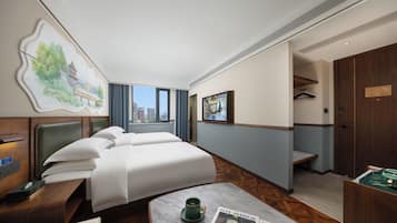 Free minibar, desk, laptop workspace, blackout curtains