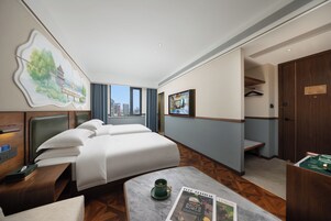 Habitación cuádruple familiar | Minibar con artículos gratuitos y escritorio