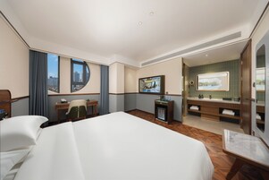 Kamar Double Basic | Minibar gratis, meja kerja, dan ruang kerja ramah laptop