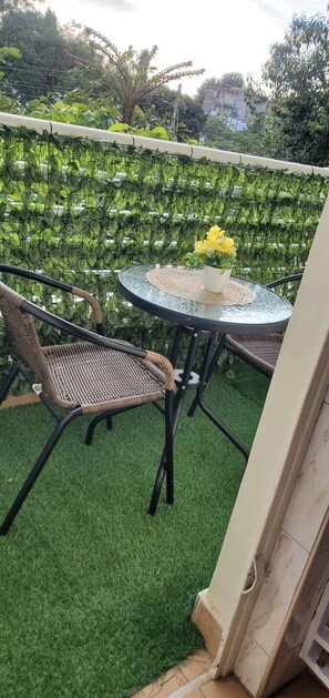 Outdoor dining - Jolly 1br with AC, backup gen, Netflix, Balcony (Kisumu)