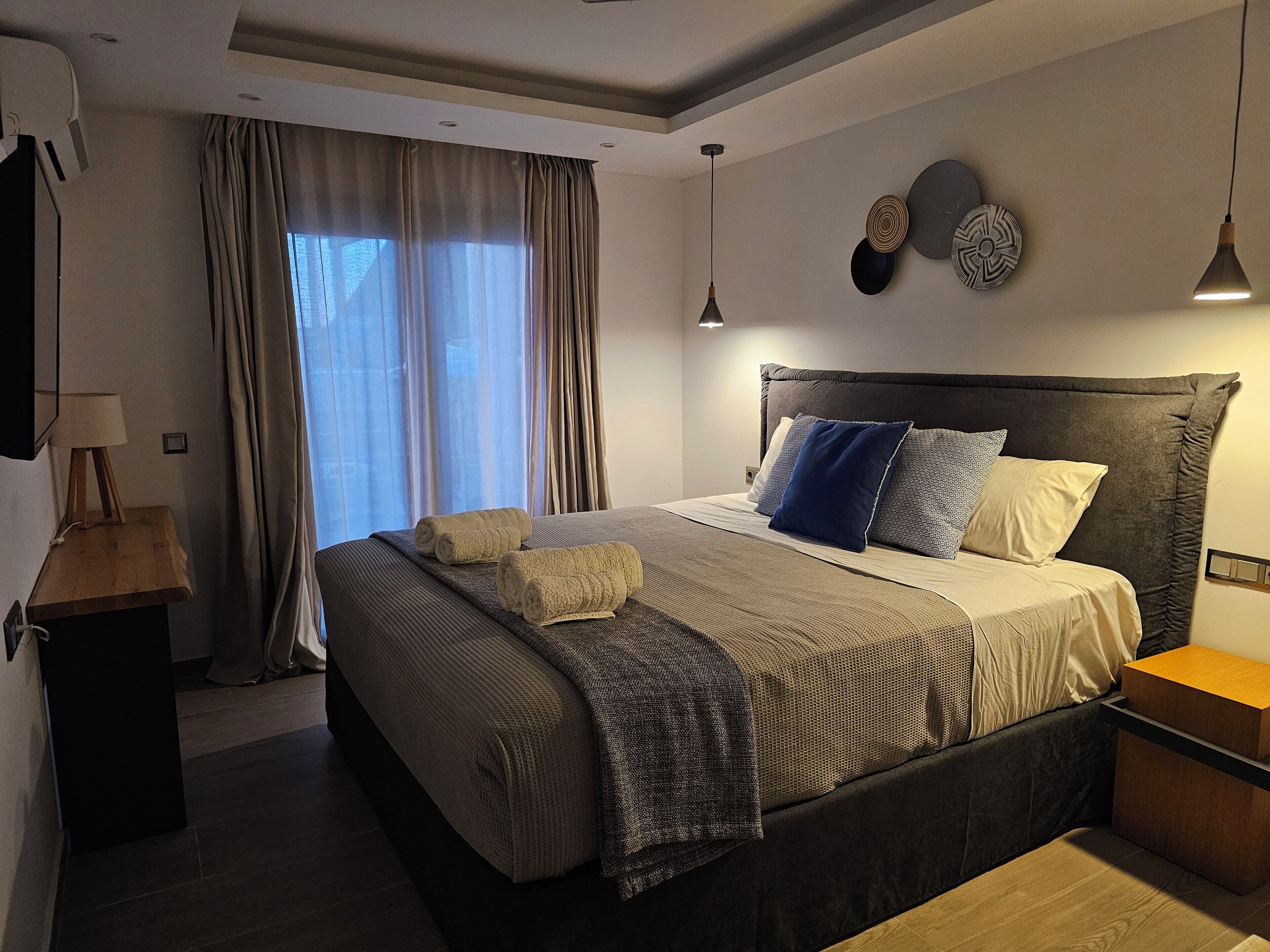 Iron/ironing board, WiFi, bed sheets