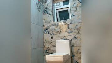 Deluxe Room | Bathroom