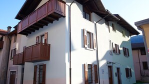 A two-story building with a balcony, multiple windows, and a door. - Casa Relax Daone – Spacious Apartment in Central Daone (Daone)