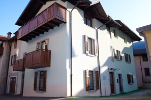 A two-story building with a balcony, multiple windows, and a door. - Casa Relax Daone – Spacious Apartment in Central Daone (Daone)