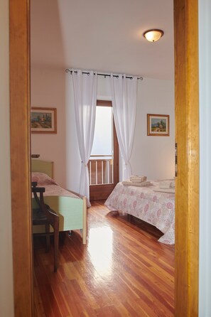 Iron/ironing board, WiFi, bed sheets