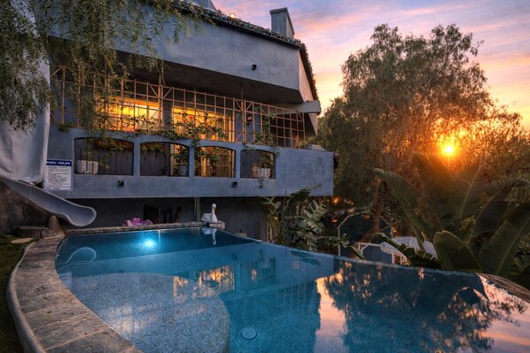 Pool - Hillside Malibu Retreat • Pool + Hot Tub + Views | Le Petit Chateau du Jardin (Malibu)