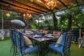 Outdoor dining - Hillside Malibu Retreat • Pool + Hot Tub + Views | Le Petit Chateau du Jardin (Malibu)