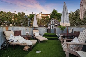Outdoor dining - Hillside Malibu Retreat • Pool + Hot Tub + Views | Le Petit Chateau du Jardin (Malibu)
