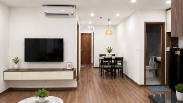 Apartment, 3 Bedrooms | Desk, laptop workspace, blackout curtains, soundproofing