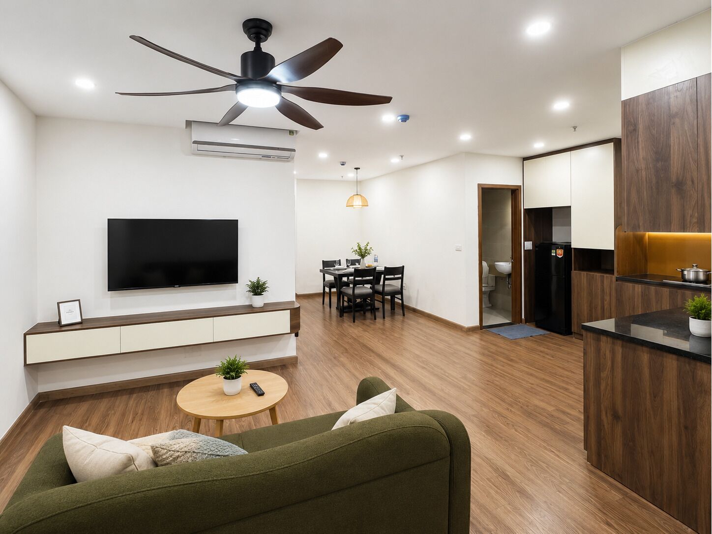 Apartment, 3 Bedrooms | Desk, laptop workspace, blackout drapes, soundproofing